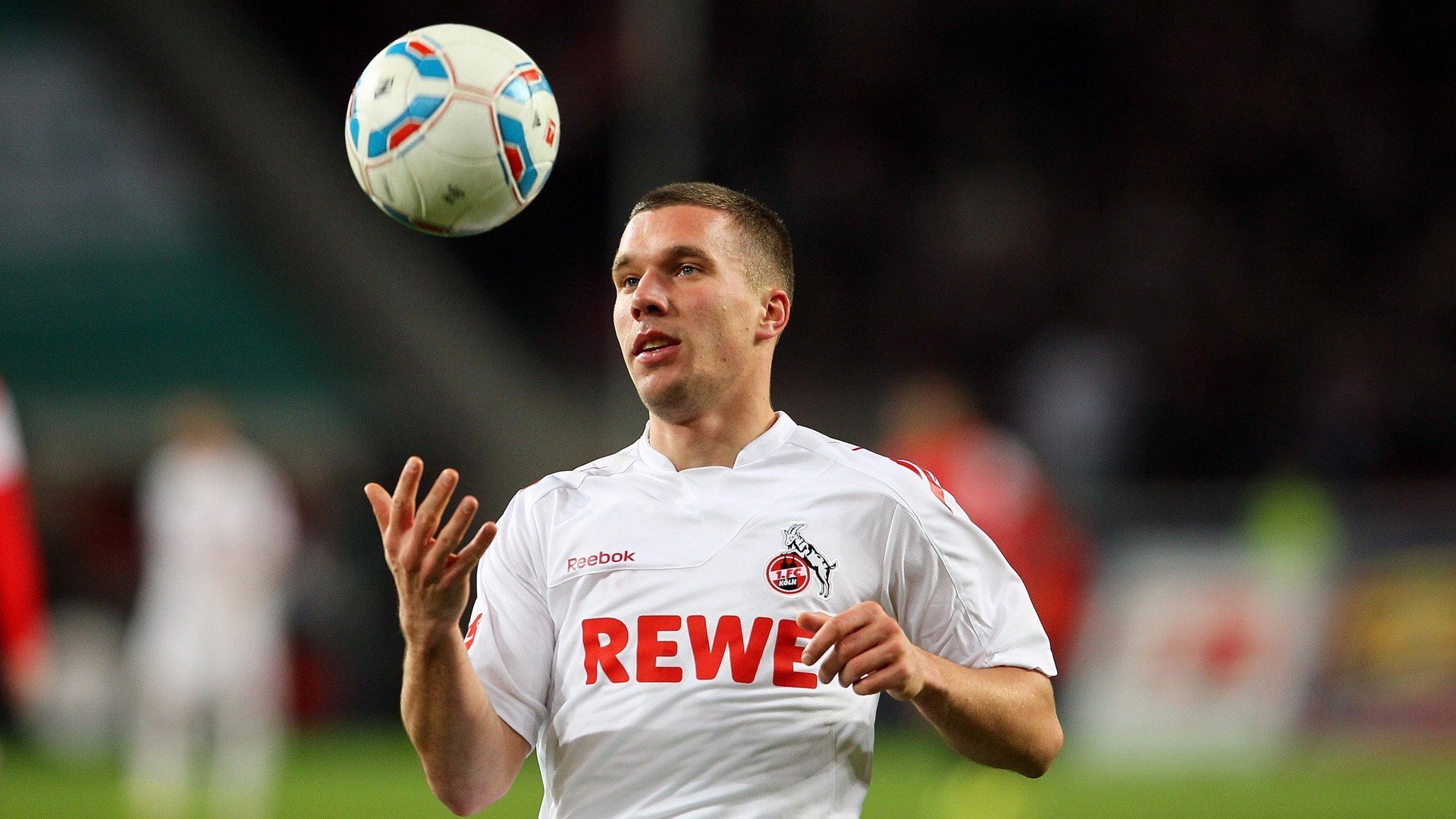 足球数字模拟比赛系统推向社会体验中心，足球数据模型app